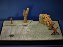 Diorama Grundplatte, Pflasterstrae mit Barrikade + Panzersperre