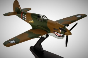 Fertigmodell, Flugzeug P-40 B Warhawk, 1:100